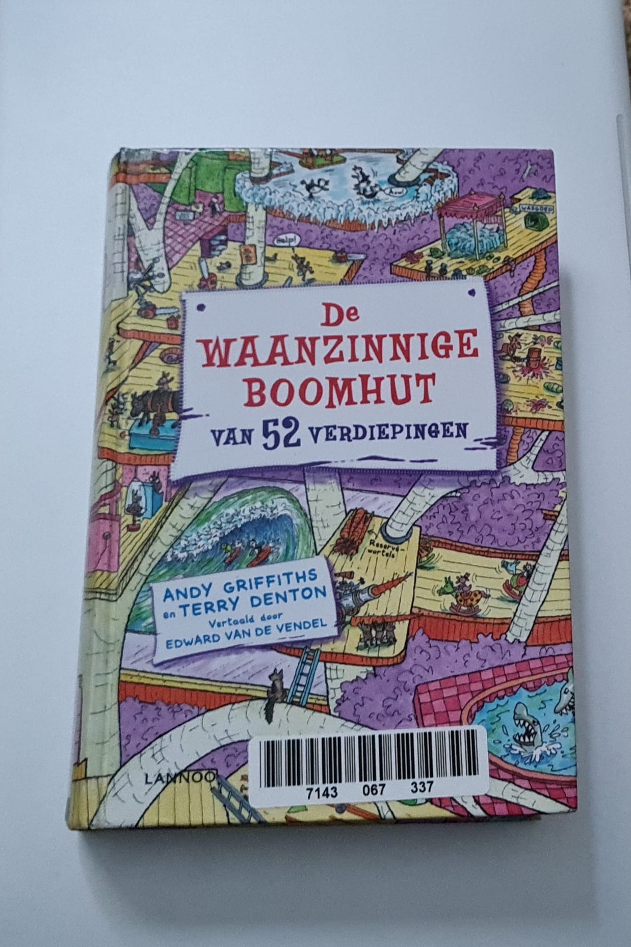 Waanzinnige boomhut van 52 verdiepingen